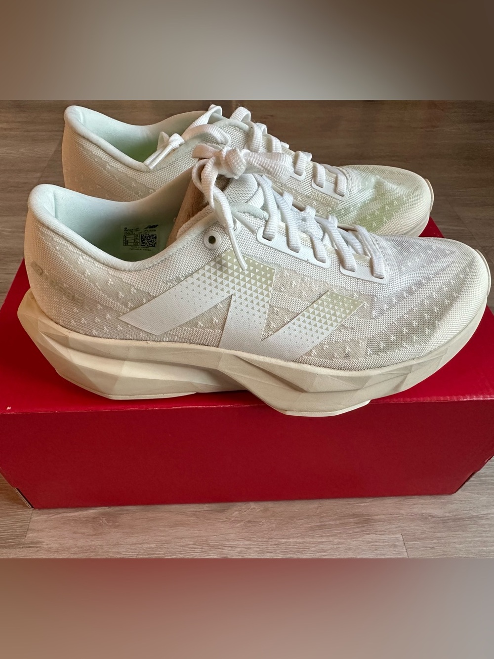 New Balance fuelcell rebel v4, women’s 8, white beige